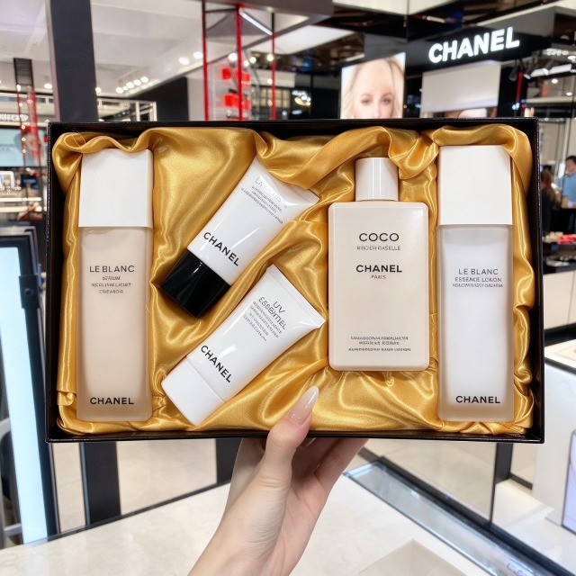 【CHANEL 香奈兒】珍珠光感五件禮盒組|淨白精華 + 活膚水 + 山茶花潔顏乳 + UV 防曬乳 + 可可小姐身體乳 保養組合 附禮袋 【CHANEL 香奈兒】珍珠光感五件禮盒組|淨白精華 + 活膚水 + 山茶花潔顏乳 + UV 防曬乳 + 可可小姐身體乳 保養組合 附禮袋