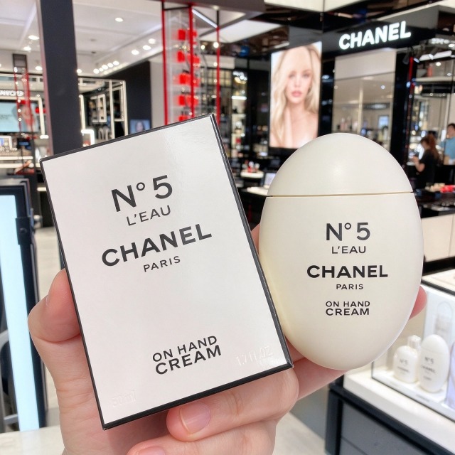 【CHANEL 香奈兒】N°5 L'EAU 清新晨露玉手霜(50ml)|五號之水香氛護手霜 蛋型護手霜 【CHANEL 香奈兒】N°5 L'EAU 清新晨露玉手霜(50ml)|五號之水香氛護手霜 蛋型護手霜