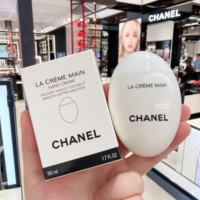 【CHANEL 香奈兒】LA CRÈME MAIN 精緻隨行玉手霜 50ml|白蛋保濕護手霜 蛋型隨身玉手霜 【CHANEL 香奈兒】LA CRÈME MAIN 精緻隨行玉手霜 50ml|白蛋保濕護手霜 蛋型隨身玉手霜