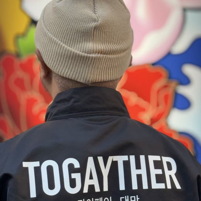 Togayther 黑色短版工裝風衣｜白色 LOGO