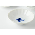 日本製的美濃燒 燕子點心小鉢，商品側拍展示照，可看出小碗的高度