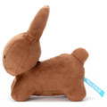 TAKARA TOMY x 米飛兔 (BRUNA) 可水洗豆豆絨毛玩偶，棕色兔子展示側面照