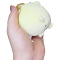 三麗鷗 x Mochi Panda 聯名絨毛吊飾 - 豆豆眼布丁狗 商品展示圖，展示與手的大小比例