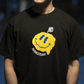 印有黃色笑臉的黑色T-shirt