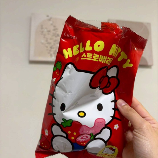 韓國🇰🇷CROWN 凱蒂貓 HELLO KITTY 草莓口味玉米餅 60g