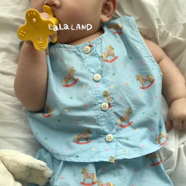 [bebe] 滿版童趣搖搖馬星空排扣無袖上衣 #Delphinus海豚座