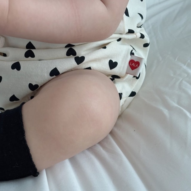 [bebe] 簡約黑白波點與愛心圖樣細肩帶包屁衣 #Delphinus海豚座