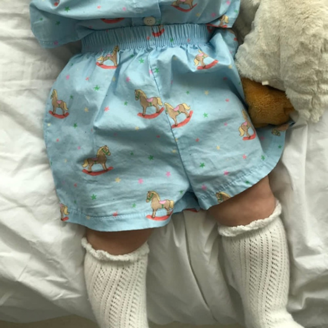 [bebe] 輕盈涼爽滿版搖搖馬印花鬆緊短褲 #Delphinus海豚座