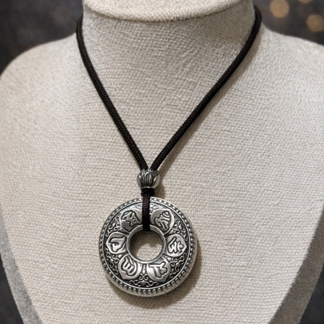 【豐銘嚴選】純銀 綁繩硫化六字箴言心經平安扣墜