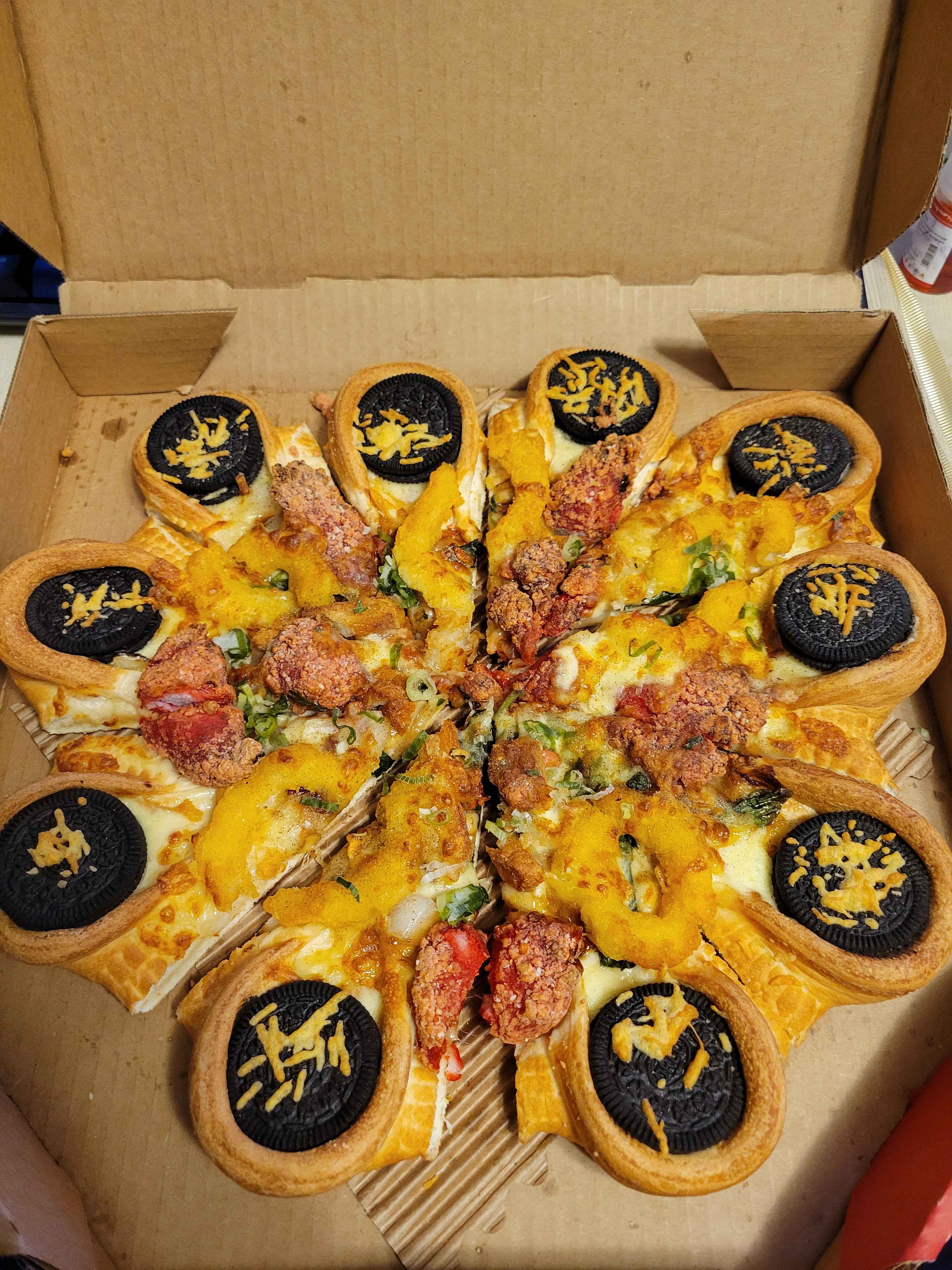 必勝客 OREO 鹹酥雞 Pizza 全貌