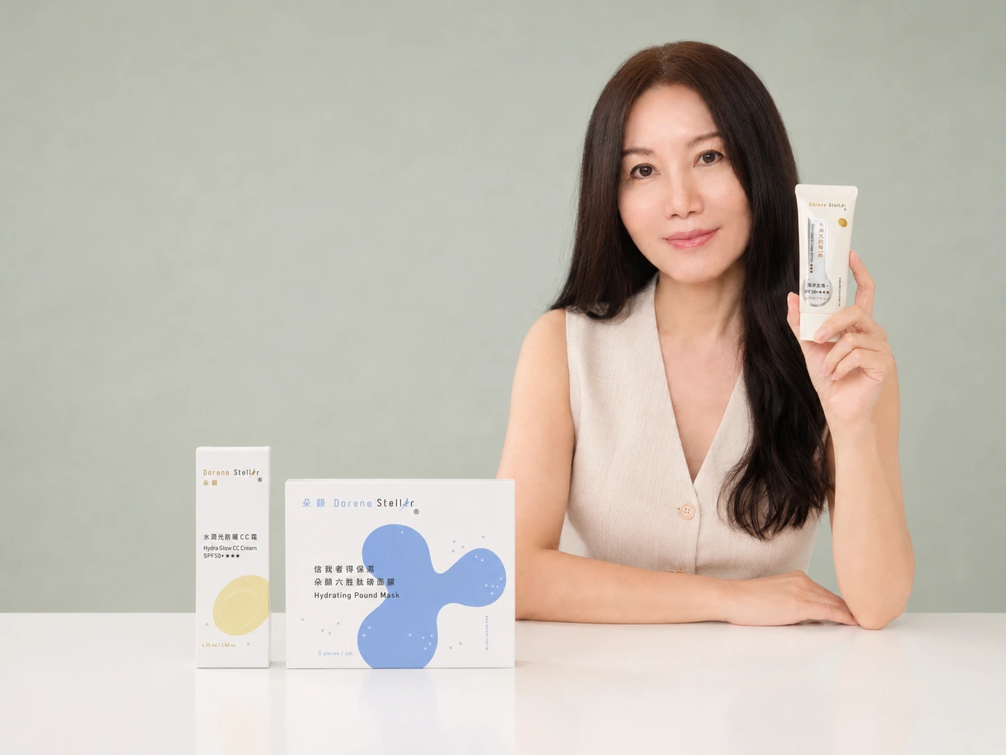 朵韻共同創辦人鐘珮津手持朵韻保養品