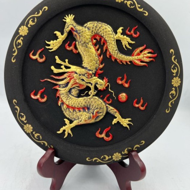 招財金龍「炭」賺很大龍王炭雕盤附盤架 黑色屬水可聚財富貴來 材質為精選活性碳淨化空氣除不好磁場可置財位或辦公室作業電腦旁