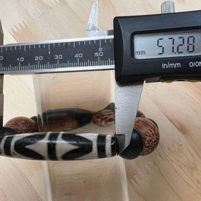 胖虎牙天珠手錬搭著木光之城圓珠隔著黑盤的如意想著富貴吉祥的美好光景珠身有著歷史的長流是特別獻給求財六合三合貴人催化的寶珠