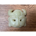 【戰神守護】仿古地方玉 蚩尤獸面珮 50mm｜太陽神圖騰 辟邪化煞 手把件 吊墜 遠古風文玩 (現貨實拍)