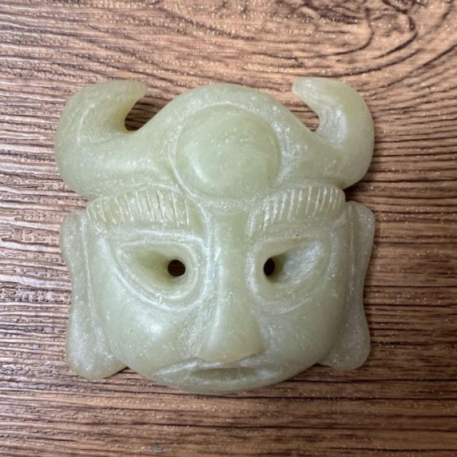 【戰神守護】仿古地方玉 蚩尤獸面珮 50mm｜太陽神圖騰 辟邪化煞 手把件 吊墜 遠古風文玩 (現貨實拍)