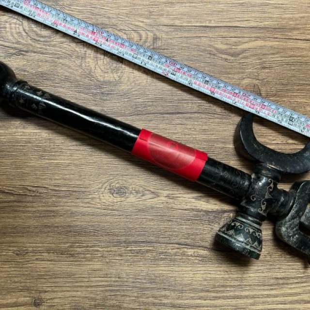 【濕婆神法器因緣】超大尺寸 墨玉三叉戟風格 玉璋 50cm+｜辟邪鎮宅 毀滅與再生力量 祭祀禮器 墨綠玉大刀 文玩收藏 限自取 (已穩固修復反映售價)