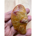 【文玩雅藏】天然巧色 薄意雕 松下老人/壽星 手把件 (約7.5cm) | 壽山石類 帶皮巧雕 原石皮殼 附底座 錦盒-6