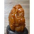 【文玩雅藏】天然焦糖色 帶皮巧雕 歡喜彌勒佛手把件 (約6.7cm) | 壽山石類 童子拜彌勒招財進寶原石皮殼附底座錦盒-11