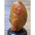 【文玩雅藏】天然巧色 薄意雕 松下老人/壽星 手把件 (約7.5cm) | 壽山石類 帶皮巧雕 原石皮殼 附底座 錦盒-9