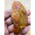 【文玩雅藏】天然巧色 薄意雕 松下老人/壽星 手把件 (約7.5cm) | 壽山石類 帶皮巧雕 原石皮殼 附底座 錦盒-3