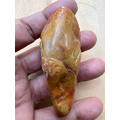 【文玩雅藏】天然巧色 薄意雕 松下老人/壽星 手把件 (約7.5cm) | 壽山石類 帶皮巧雕 原石皮殼 附底座 錦盒-1