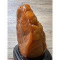 【文玩雅藏】天然焦糖色 帶皮巧雕 歡喜彌勒佛手把件 (約6.7cm) | 壽山石類 童子拜彌勒招財進寶原石皮殼附底座錦盒-10