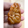 【文玩雅藏】天然焦糖色 帶皮巧雕 歡喜彌勒佛手把件 (約6.7cm) | 壽山石類 童子拜彌勒招財進寶原石皮殼附底座錦盒-1