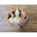 【歲歲平安】仿古地方玉 雙鳥拱瓶掛件 56mm｜蜜糖色 沁白雙色 鳳凰仙鶴 寶瓶平安 招財避邪文玩手把件 (現貨實實拍)-3