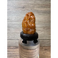 【文玩雅藏】天然焦糖色 帶皮巧雕 歡喜彌勒佛手把件 (約6.7cm) | 壽山石類 童子拜彌勒招財進寶原石皮殼附底座錦盒-12