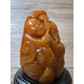 【文玩雅藏】天然焦糖色 帶皮巧雕 歡喜彌勒佛手把件 (約6.7cm) | 壽山石類 童子拜彌勒招財進寶原石皮殼附底座錦盒-5
