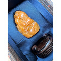 【文玩雅藏】天然焦糖色 帶皮巧雕 歡喜彌勒佛手把件 (約6.7cm) | 壽山石類 童子拜彌勒招財進寶原石皮殼附底座錦盒