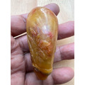 【文玩雅藏】天然巧色 薄意雕 松下老人/壽星 手把件 (約7.5cm) | 壽山石類 帶皮巧雕 原石皮殼 附底座 錦盒