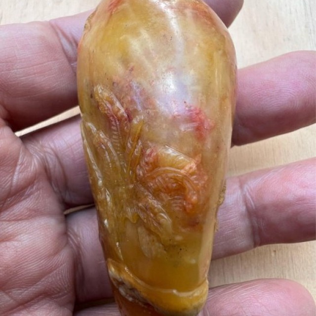 【文玩雅藏】天然巧色 薄意雕 松下老人/壽星 手把件 (約7.5cm) | 壽山石類 帶皮巧雕 原石皮殼 附底座 錦盒