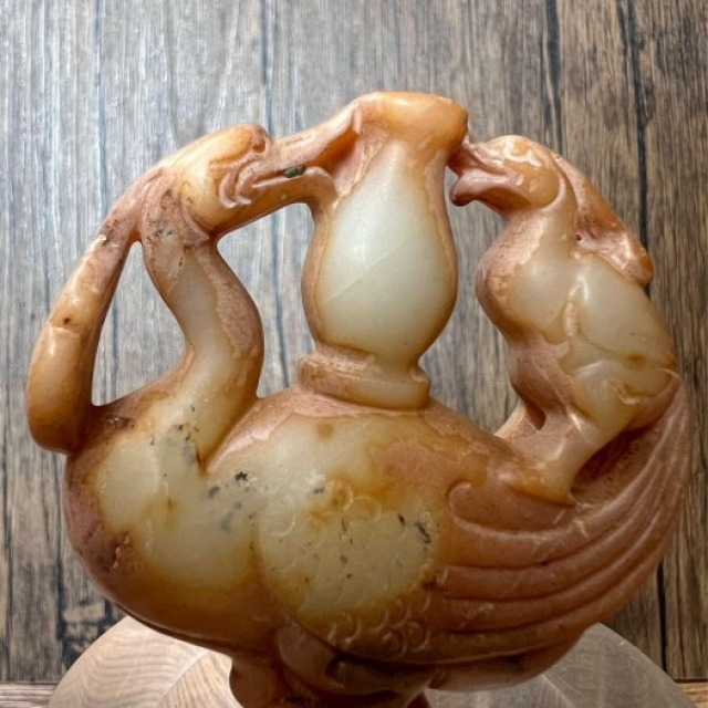 【歲歲平安】仿古地方玉 雙鳥拱瓶掛件 56mm｜蜜糖色 沁白雙色 鳳凰仙鶴 寶瓶平安 招財避邪文玩手把件 (現貨實實拍)