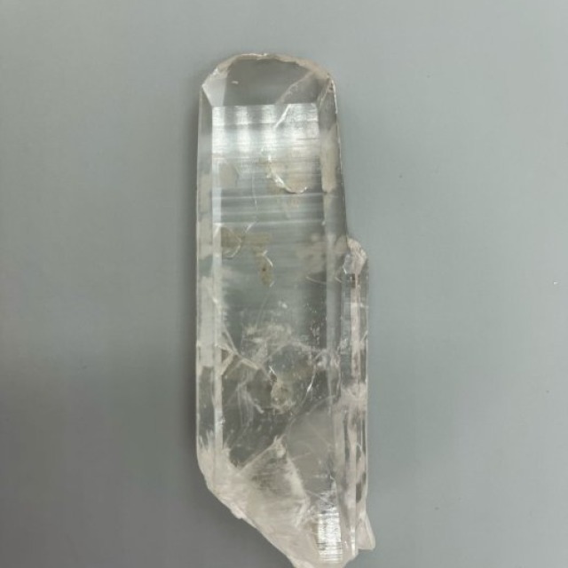 獻給能量追逐著的禮物天然水晶完全無人工 天然形成稀少子母扁平激光柱 外行看熱鬧 內行看門道 小店師兄已證實此物能量極強大