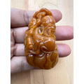 【文玩雅藏】天然焦糖色 帶皮巧雕 歡喜彌勒佛手把件 (約6.7cm) | 壽山石類 童子拜彌勒招財進寶原石皮殼附底座錦盒-3