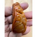 【文玩雅藏】天然焦糖色 帶皮巧雕 歡喜彌勒佛手把件 (約6.7cm) | 壽山石類 童子拜彌勒招財進寶原石皮殼附底座錦盒-6