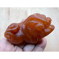 【文玩雅藏】天然蜜糖色 招財貔貅/瑞獸 手把件(約7.1cm) | 壽山石類 溫潤凍感 鎮宅辟邪 風水擺件 茶寵 附錦盒