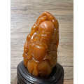 【文玩雅藏】天然焦糖色 帶皮巧雕 歡喜彌勒佛手把件 (約6.7cm) | 壽山石類 童子拜彌勒招財進寶原石皮殼附底座錦盒-9