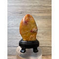 【文玩雅藏】天然巧色 薄意雕 松下老人/壽星 手把件 (約7.5cm) | 壽山石類 帶皮巧雕 原石皮殼 附底座 錦盒-11