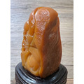 【文玩雅藏】天然焦糖色 帶皮巧雕 歡喜彌勒佛手把件 (約6.7cm) | 壽山石類 童子拜彌勒招財進寶原石皮殼附底座錦盒-8
