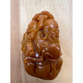 【文玩雅藏】天然焦糖色 帶皮巧雕 歡喜彌勒佛手把件 (約6.7cm) | 壽山石類 童子拜彌勒招財進寶原石皮殼附底座錦盒-7