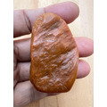 【文玩雅藏】天然焦糖色 帶皮巧雕 歡喜彌勒佛手把件 (約6.7cm) | 壽山石類 童子拜彌勒招財進寶原石皮殼附底座錦盒-2