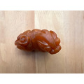 【文玩雅藏】天然蜜糖色 招財貔貅/瑞獸 手把件(約7.1cm) | 壽山石類 溫潤凍感 鎮宅辟邪 風水擺件 茶寵 附錦盒-1