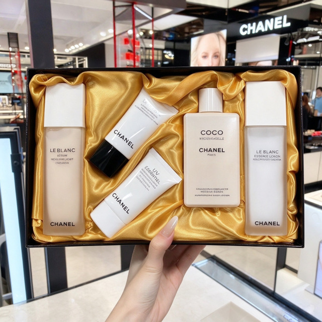 【CHANEL 香奈兒】珍珠光感五件禮盒組｜淨白精華 + 活膚水 + 山茶花潔顏乳 + UV 防曬乳 + 可可小姐身體乳 保養組合 附禮袋