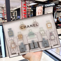 【CHANEL 香奈兒】12 入 Q 香全家福禮盒｜7.5ml Q 版小香水 12 支套組（附提袋）-1