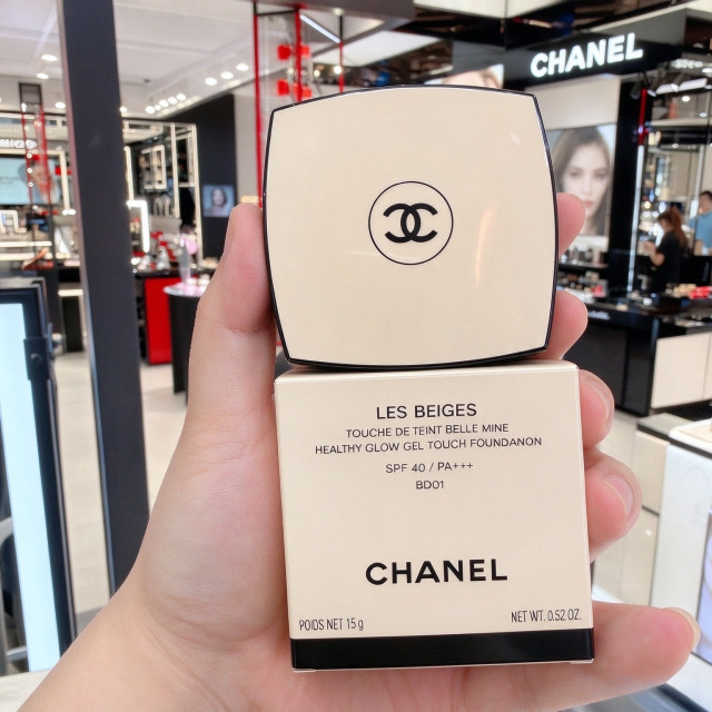 【CHANEL 香奈兒】時尚裸光果凍氣墊15g LES BEIGES｜SPF40 PA+++ 保濕透亮氣墊粉餅
