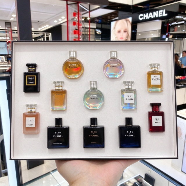 【CHANEL 香奈兒】12 入 Q 香全家福禮盒｜7.5ml Q 版小香水 12 支套組（附提袋）